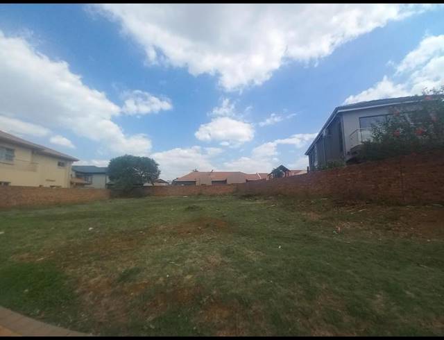 LAND FOR SALE IN RASLOUW GARDENS